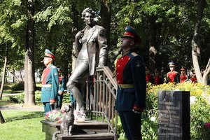 Леонид Шумилов и Алексей Макарычев приняли участие в торжественном открытии памятника офицерским женам 