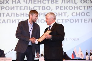 Никита Загускин награждён грамотой Российского Союза строителей